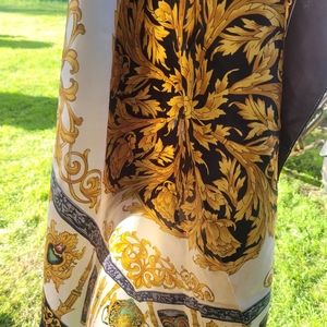Beautiful scarf, Classy statement piece. In good condition. Bright colors,Sassy!